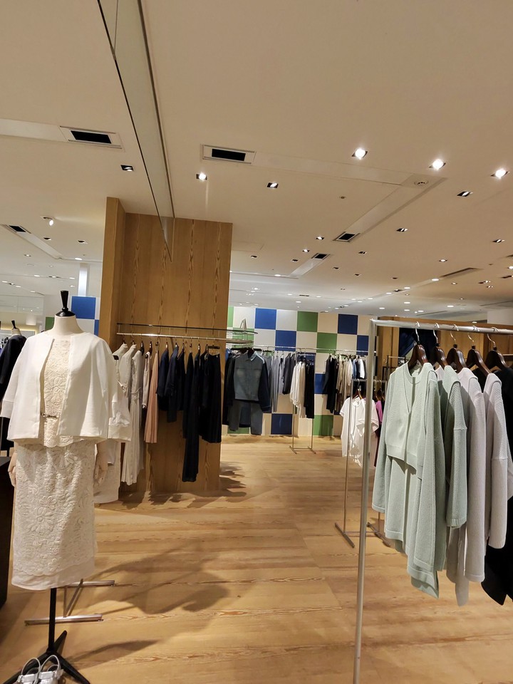 COMME ÇA PLATINUMのエレガントな衣料品と心地よい店内環境