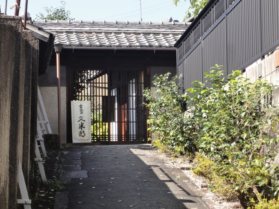 玄関右手にぬけられます