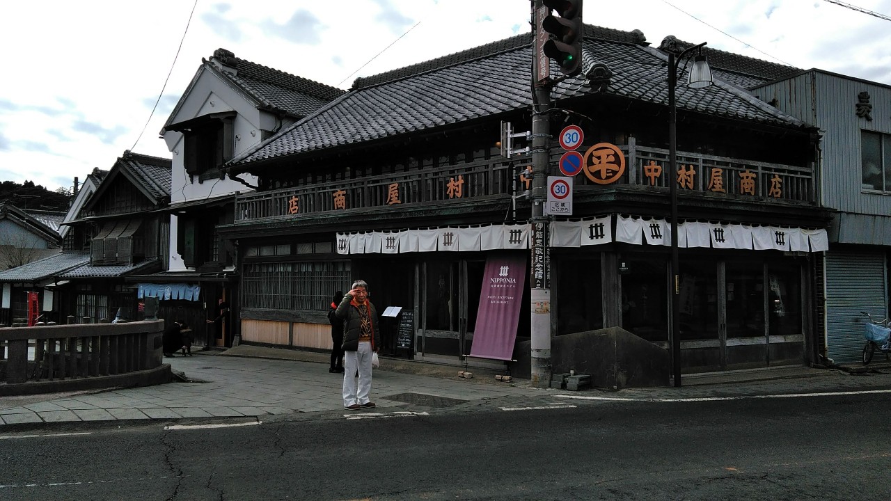 忠敬橋のほとりにあります