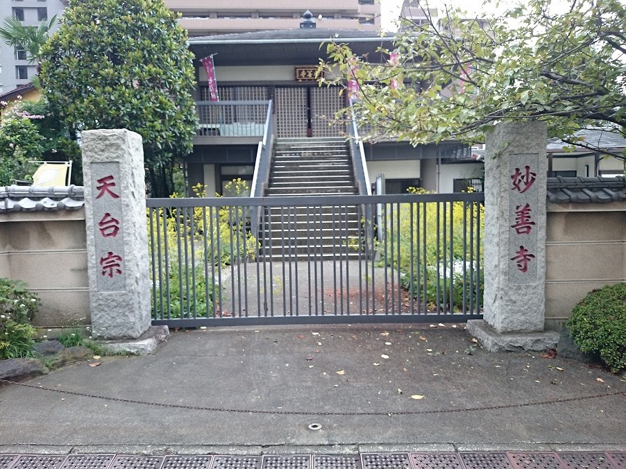 山門と本堂