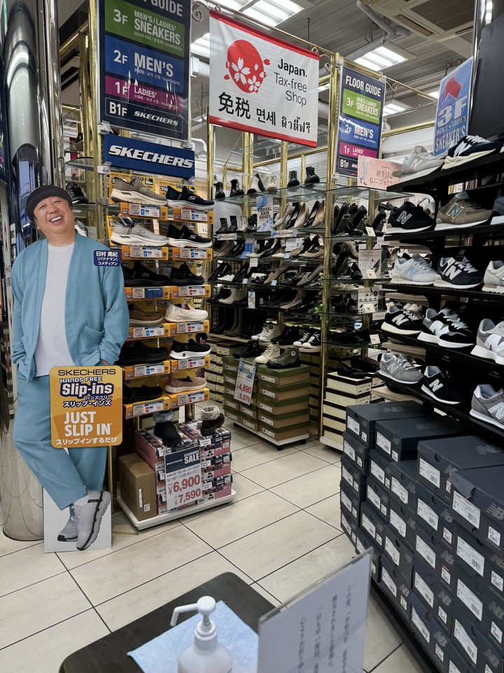 SHOE PLAZAの店内の靴売り場