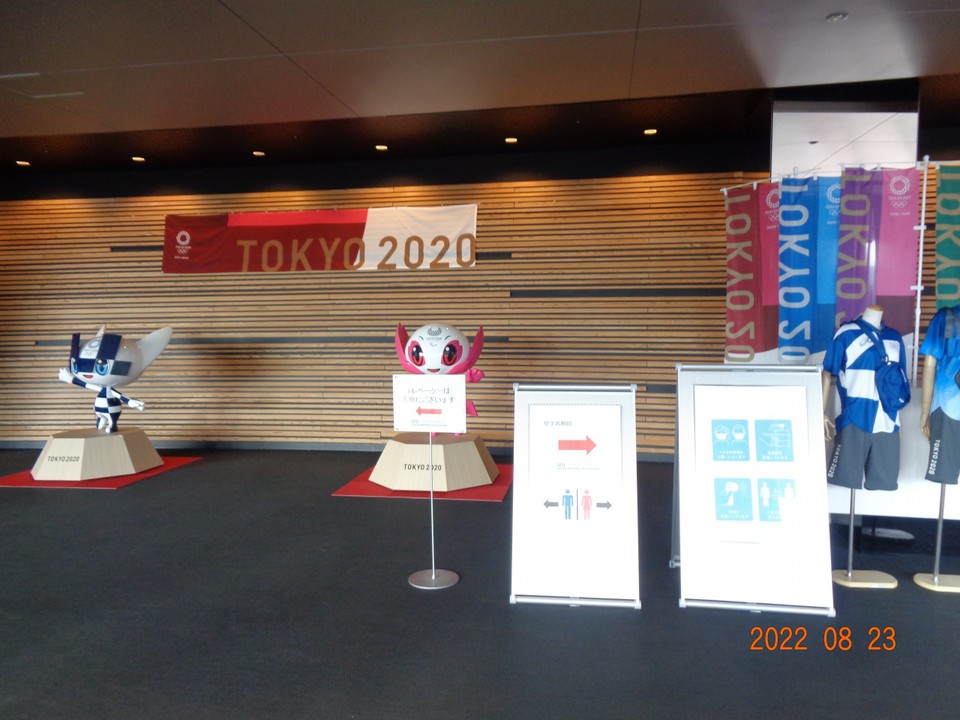 入口の2020年東京オリンピックのキャラクター。
