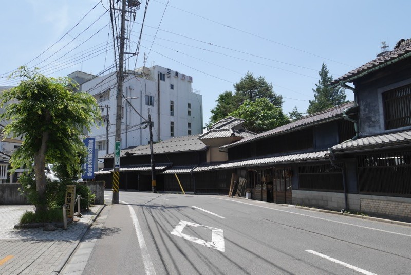 右側一帯がそうです。長い建物です。