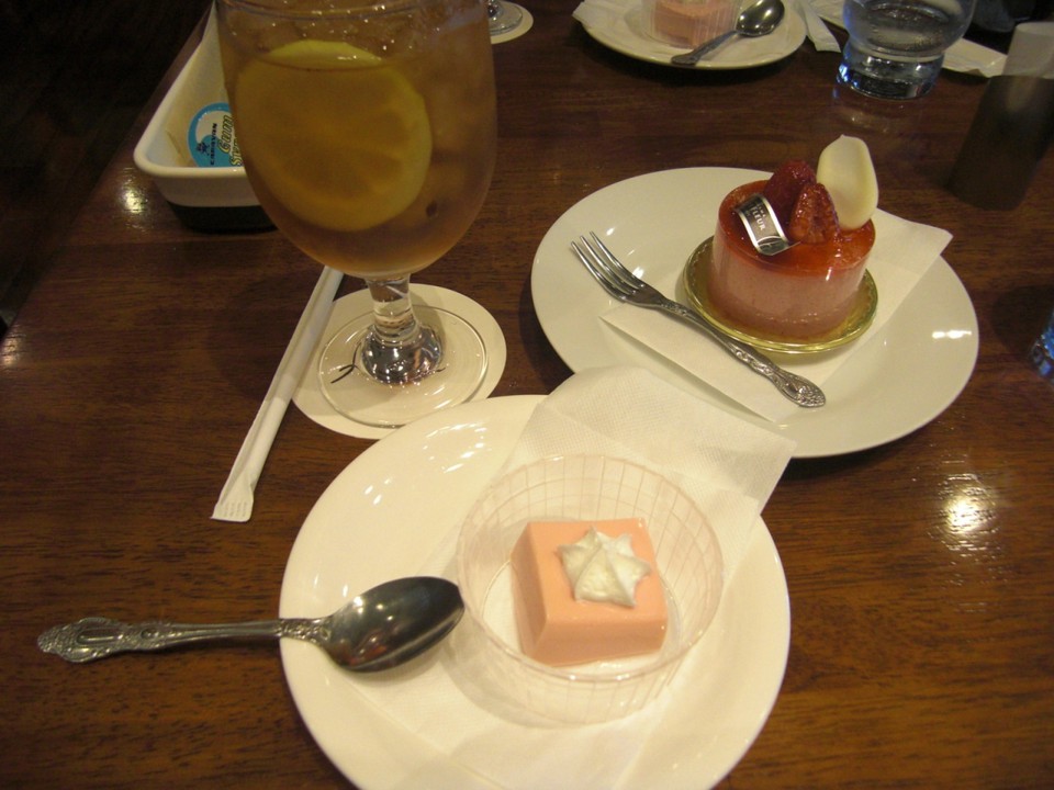 ランチのデザ－トとオーダ－したケーキ(溶けるように美味しい)