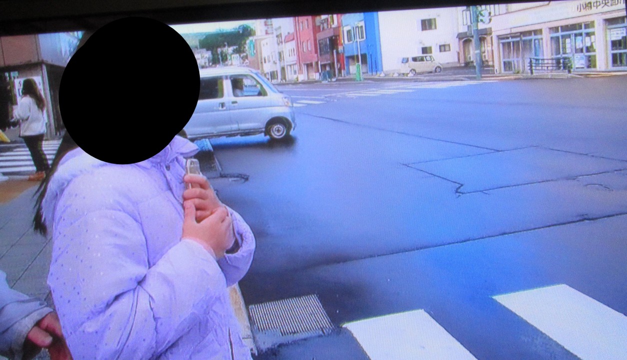 道路渡ってすぐ