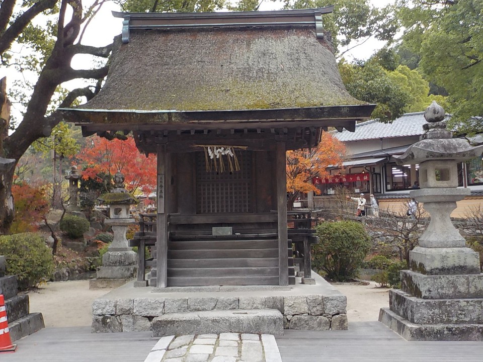 参道から今王社を見る。