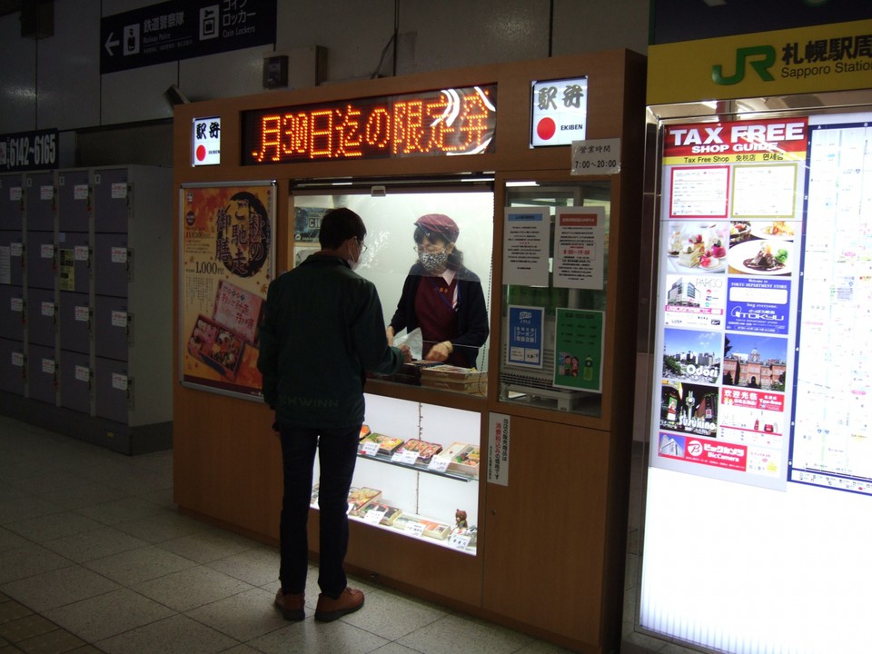 改札外にもお店があり、列車に乗らなくても駅弁が買えます
