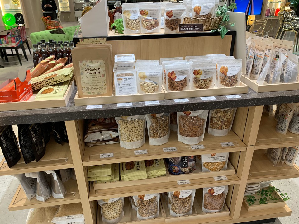 ナッツやドライフルーツが並んだヘルスコンシャスラボの商品棚。