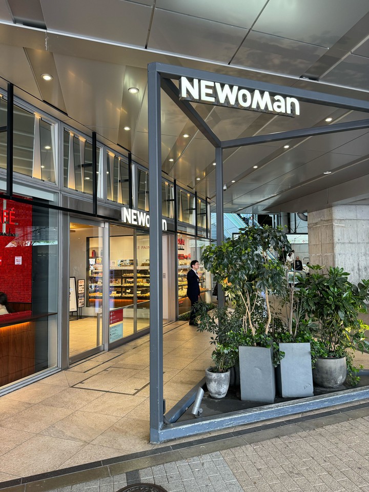 明るいエントランスに「NEWoMan」の看板、周りには植物が飾られている。