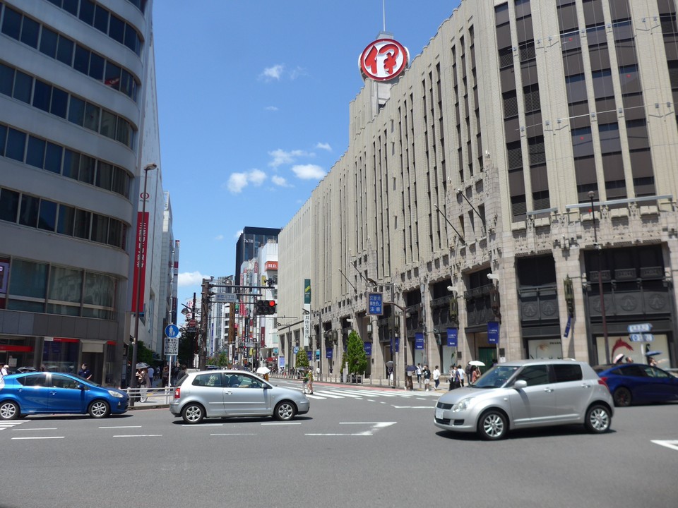 新宿駅からの通りに面した建物風景