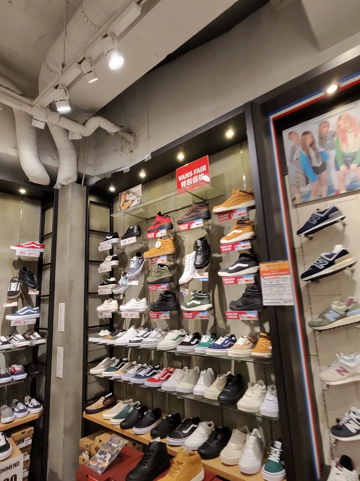 ABC-MARTの店内の売り場