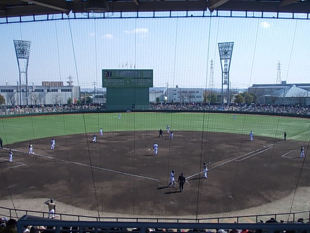 内野スタンドから見た球場の全景