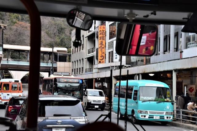 箱根の温泉に泊まってバスで湯本駅に戻ってきたら、商店が見えた