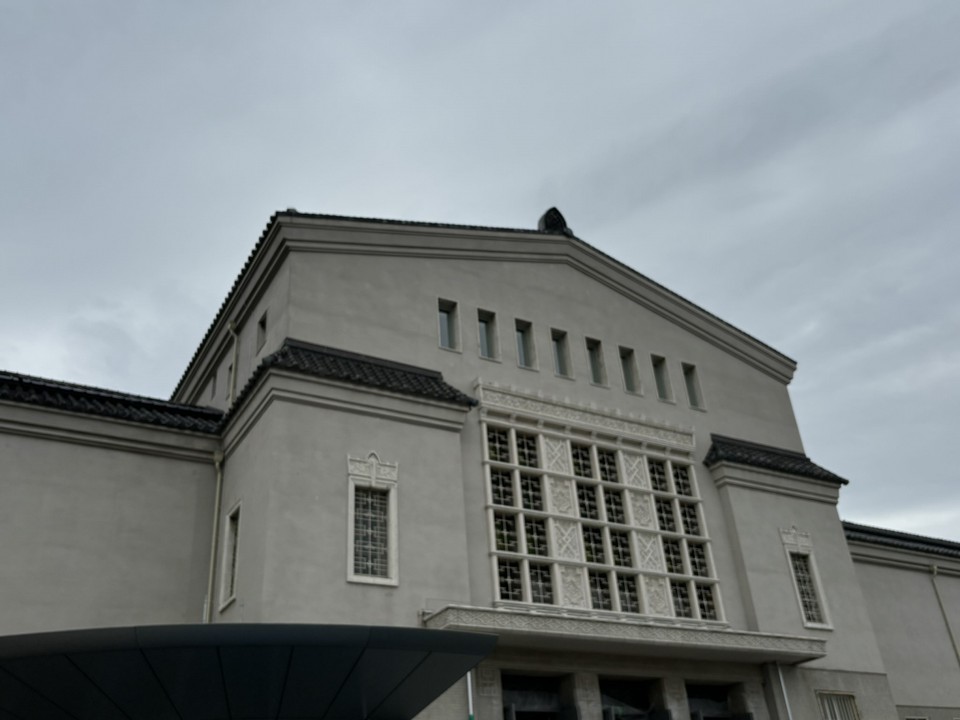 美術館は休館中。改修工事をしていました。