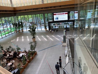 １Fイベントなどが開かれる吹き抜けの空間です。