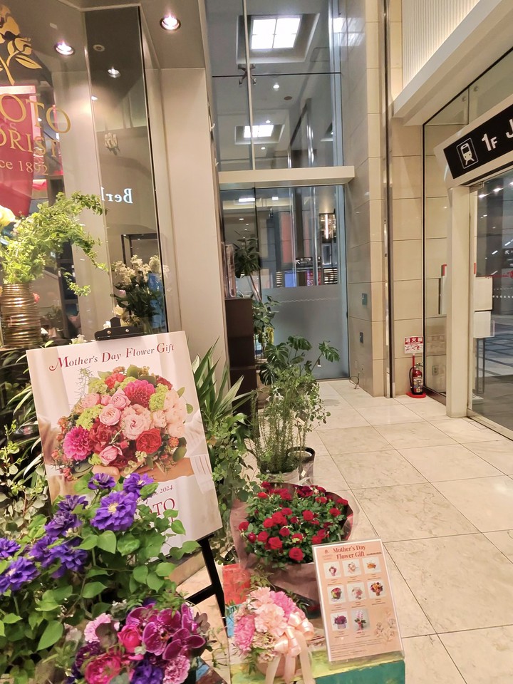 母の日に向けた花のギフトの案内と華やかな花々