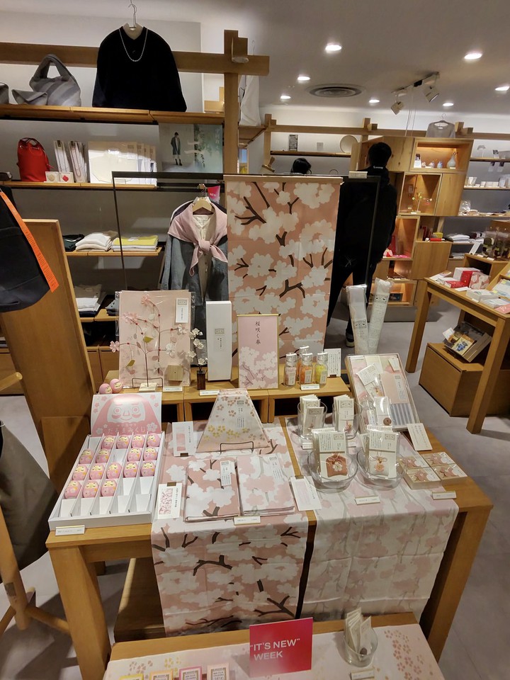 中川政七商店の店舗の棚