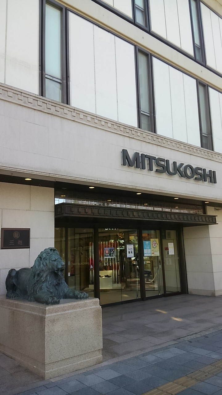 メインエントランス横にはライオンの像。