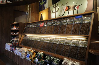 カルディコーヒーファーム横浜ベイクォーター店のコーヒー豆コーナー