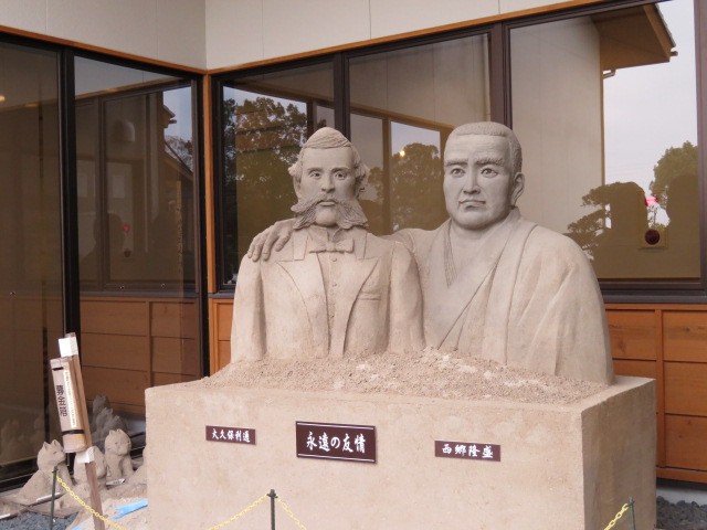 仲良く並んだシラス像があります