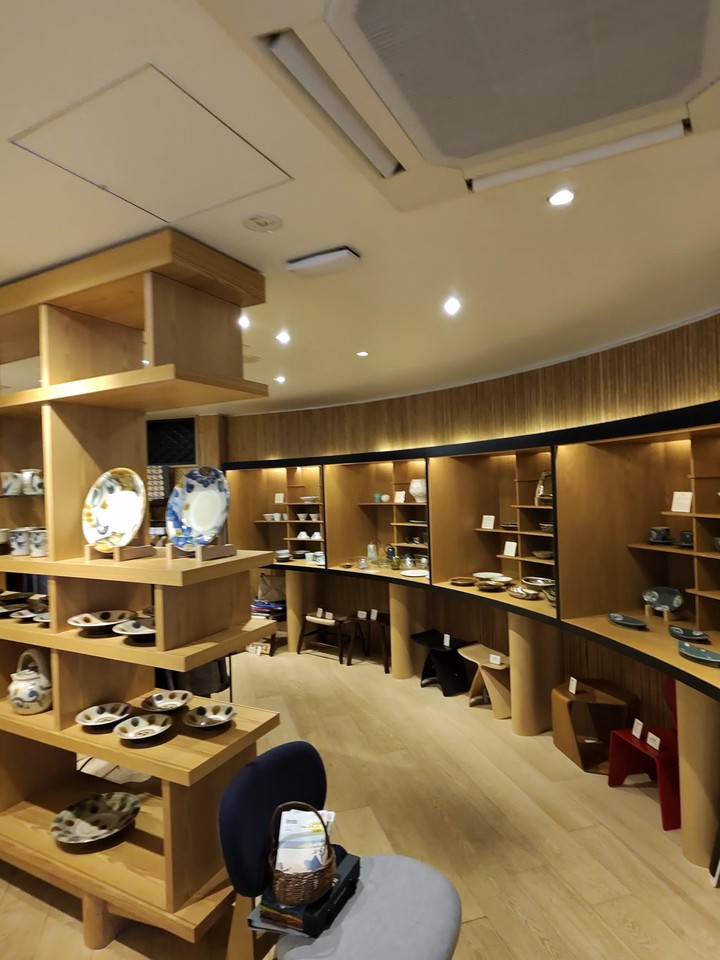 BEAMS JAPANの店舗の店内の売り場の様子