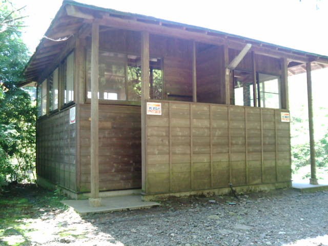 お風呂、反対側は川と山。お風呂に入りながら眺めが楽しめます。