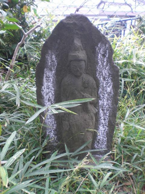 墓地との境界の金網には、仏像が置かれています。公園内の敷地内
