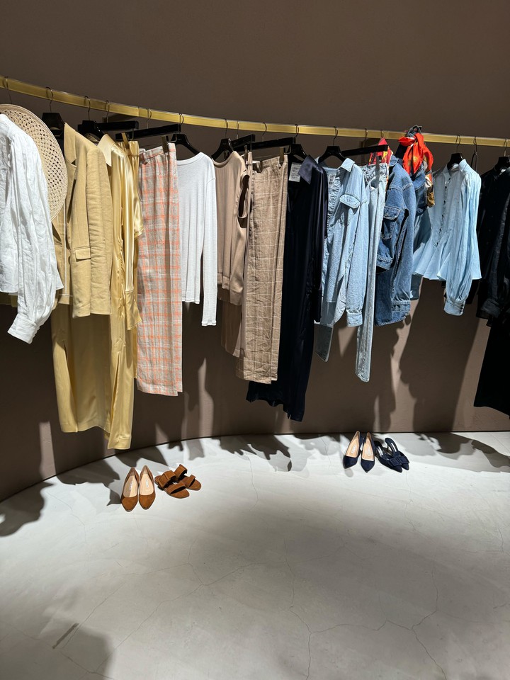 カオス店内のハンガーラックに掛けられた様々なスタイルの服。