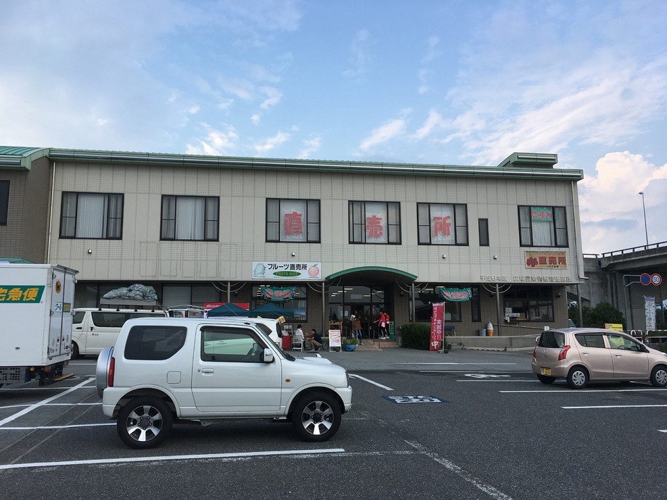 建物。駐車場もそこそこ台数多いです