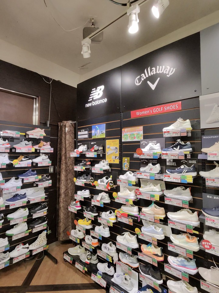 Victoria Golfの店舗の店内のゴルフ商品