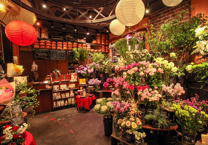 青山フラワーマーケット天神地下街店の店内画像。