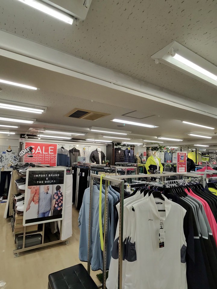 サカゼンの店舗の店内の売り場の様子