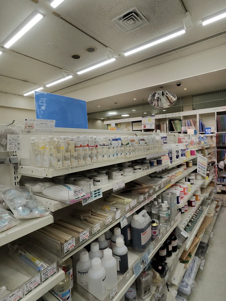世界堂新宿本店の絵の具・ペイント売場