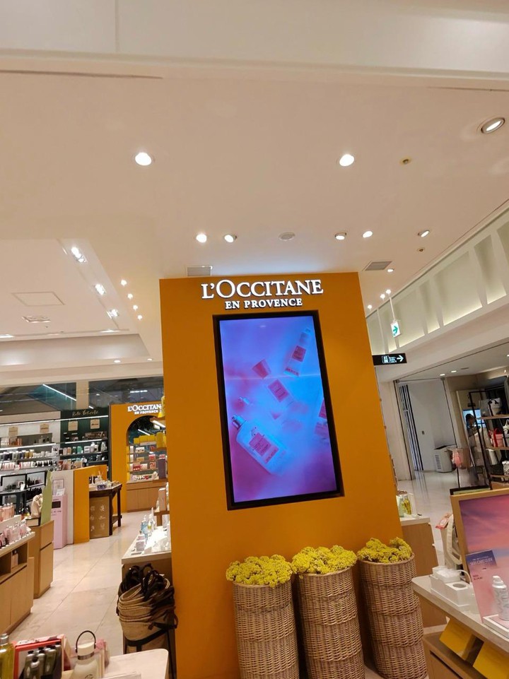 ロクシタン店内にある映像ディスプレイ