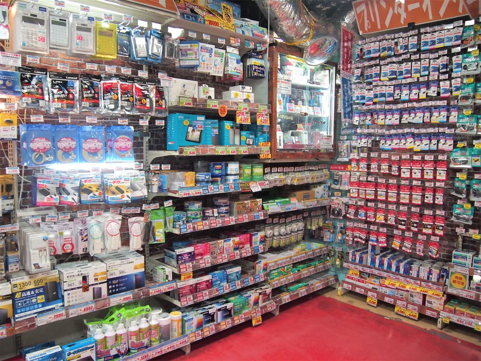 ドン・キホーテ新宿歌舞伎町店の、電卓やインクなどデスク周りアイテムコーナー