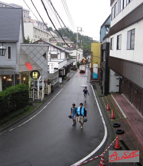 西の河原通り終点近く「白青看板です」