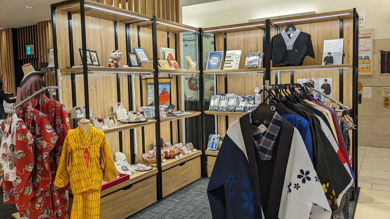 ジャパニーズ クラフト ショップの羽織物、雑貨が飾られている売り場