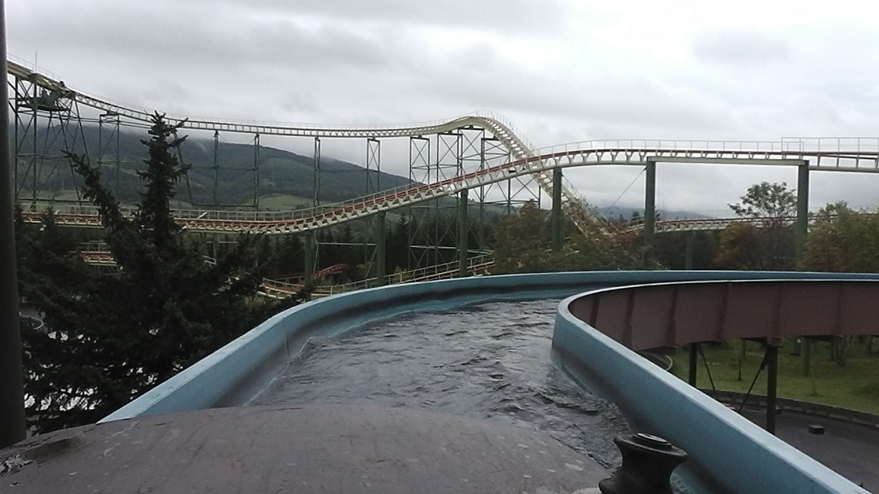 急流すべりも面白い！！ドブンと着水！