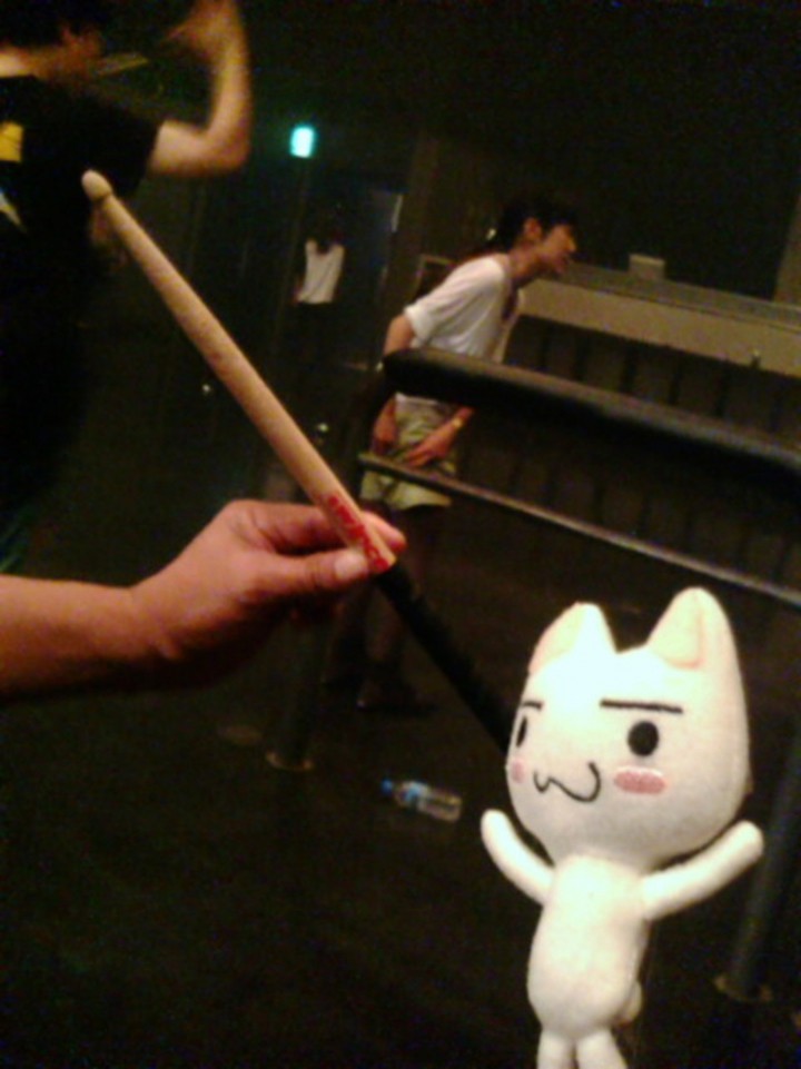 ライヴ中にキャッチしたドラムスティック