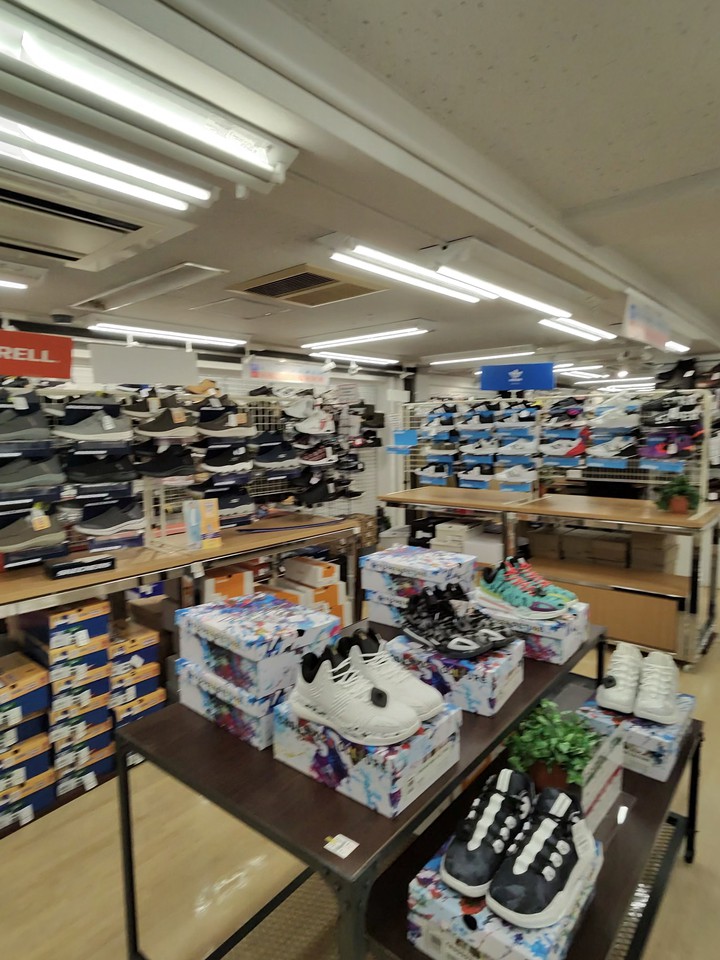 サカゼンの店舗の店内の売り場の様子