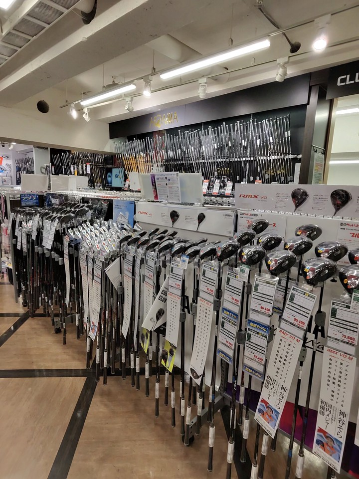 Victoria Golfの店舗の店内のゴルフ商品