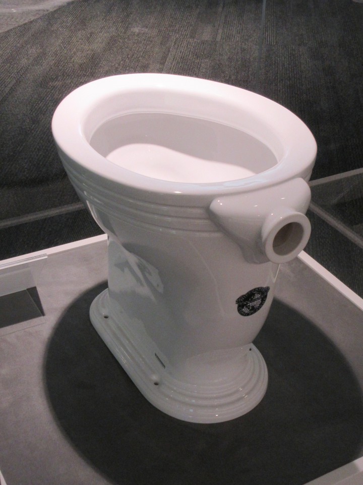 国産初の腰掛水洗便器（複製）