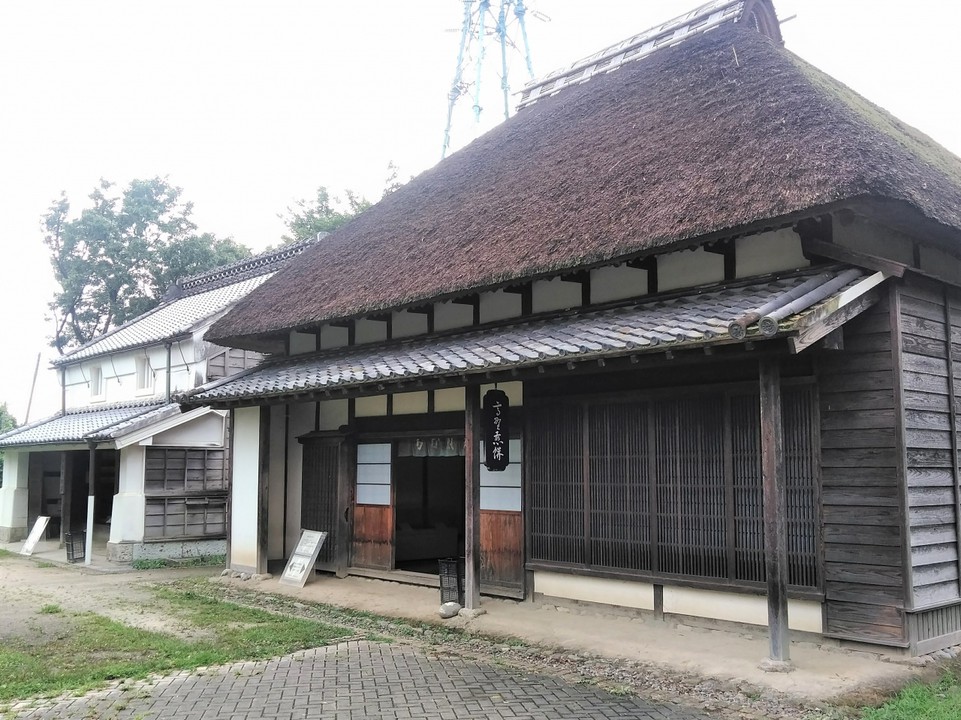 これが本来の展示の茅葺き屋根の古民家です