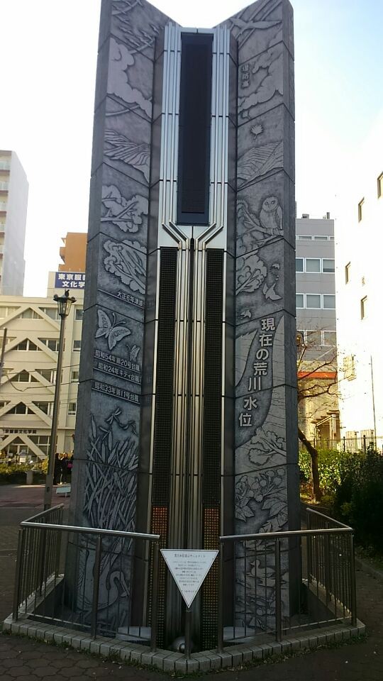 入り口付近の水位案内石碑