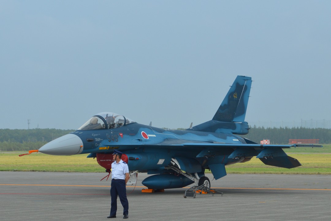 航空自衛隊の戦闘機F-2です。