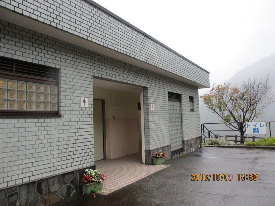 展望台の横の階段を下りていくと公衆トイレ