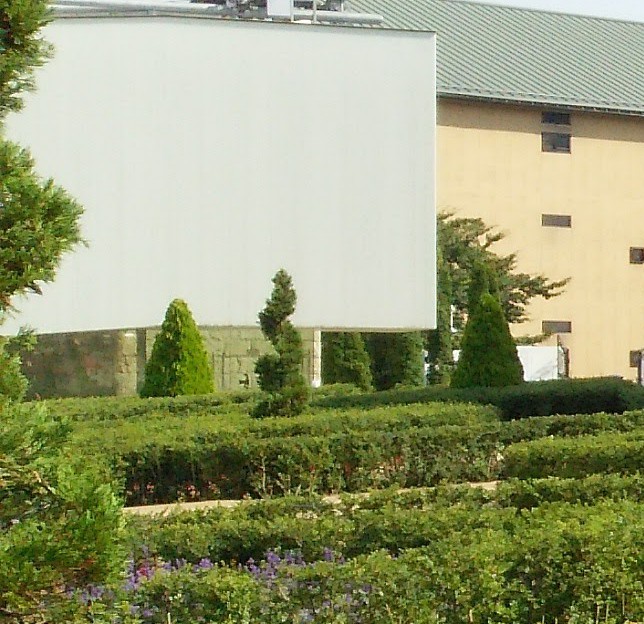 少し浮いて見える白い建物