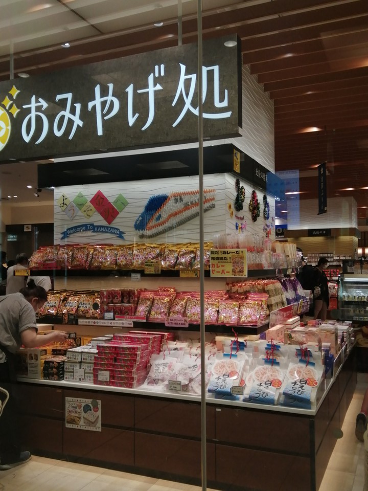 通路から店内が見える