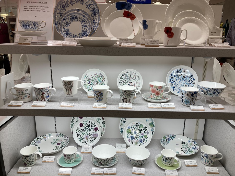 新宿高島屋の和洋食器売り場で展示されている多彩な模様の陶磁器のコレクション。青と白の染付け、色鮮やかな花柄、シンプルな白地に赤や青のアクセントが施された食器が並んでいます。