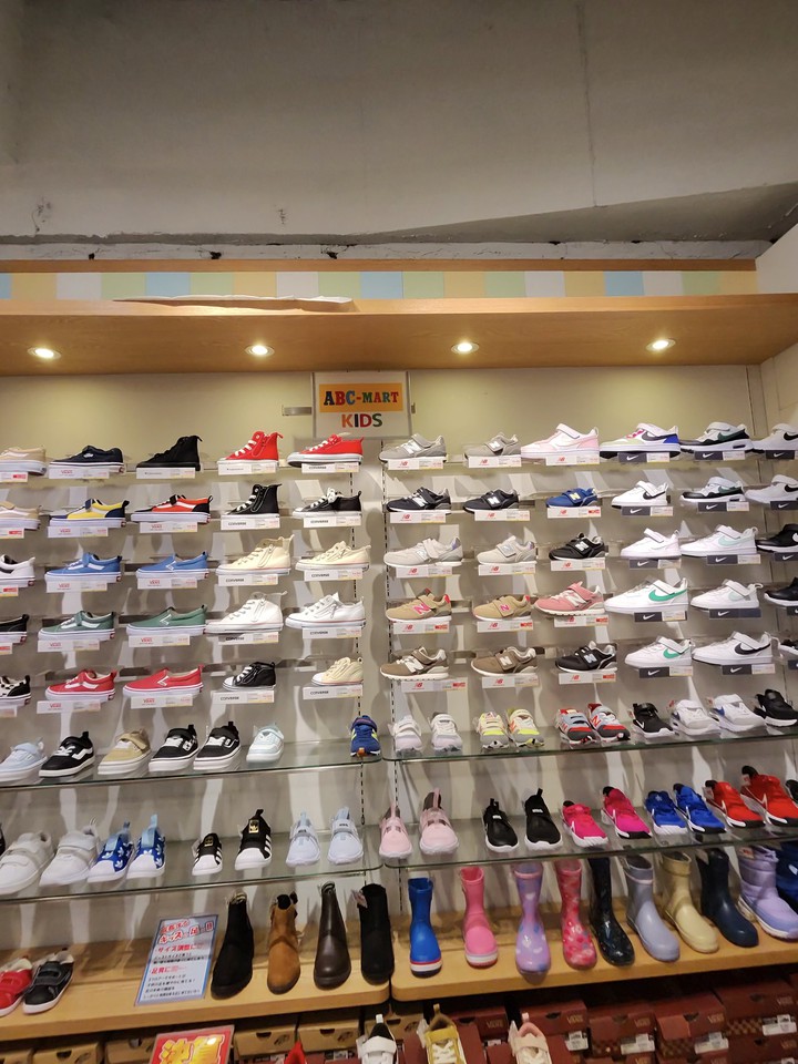 ABC-MARTの店内の棚